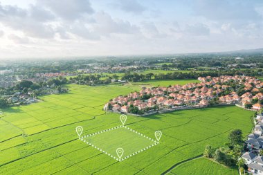 Arazi havadan görünüyor. Harita için boş bölgenin kayıt sembolünü tanımla. Ev, ev ya da konut gibi iş yerleri için gayrimenkul veya mülk. inşaat, geliştirme, satış, kira, satın alma.