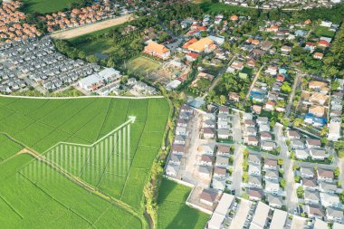 Havadan bakıldığında arazi değeri yeşil alan veya tarım çiftliği, ev inşası, emlakçı, emlakçı, satın alma, ipotek ve yatırım yatırımcısı için piyasa fiyatlarının büyüme grafiği.