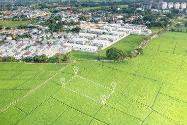 Arazi havadan görünüyor. Harita için boş bölgenin kayıt sembolünü tanımla. Ev, ev ya da konut gibi iş yerleri için gayrimenkul veya mülk. satış, kira, satın alma, satın alma veya yatırım.