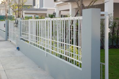 Beton duvar ve metal çelik panellerden oluşmuş, modern mimari tasarımı olan perspektif görüşlü ön taraf çitleri. Koruma ve mahremiyet için estetik ve işlevselliği birleştirir.