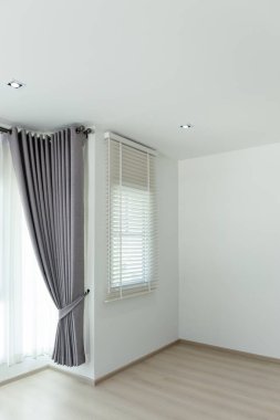 Pencere jaluzili iç oda, perdeler raylarda asılı, ışık kontrolü için ayarlanabilir panjurlar. Mimari tasarım ve iç dekorasyon kavramları için ahşap zemin takımına güneş ışığı yansıması..