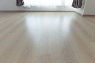 Odanın ahşap zemin manzarası ve perdenin doğal pencere ışığından yansıması. İç mimari, ev dekorasyonu ve inşaat tasarımı kavramları için ideal.