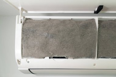 Havalandırma tozu filtresi ince toz parçacıkları yakaladıktan sonra eski kirli HEPA filtre kumaşıyla kaplı. HVAC sistemi kavramları, hava arındırma, sağlık, temizlik ve ev aletleri servisi