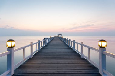 Chonburi, Tayland 'da kıyı manzarası. Huzurlu bir yolculuk. Doğa mimari mühendisliği ile tanışır. Akşam gökyüzü denizi yansıtır. Turizm, manzara güzelliği ve tatil konsepti için ideal.