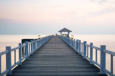 Tayland 'ın Chonburi eyaletindeki seyahat noktasında tahta köprü perspektifi. Şafak vakti deniz manzarası, mimari tasarım. Turizm, kıyı manzarası, seyahat yeri kavramları için ideal.