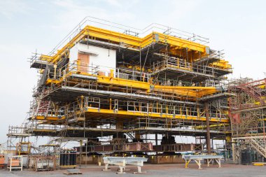 İnşaat alanındaki petrol platformu. Çelik yapı, mekanik ve elektrik teknolojisiyle birleştirildi. Yakıt enerji sanayii, açık deniz sondajı ve küresel iş yatırımlarını temsil ediyor.