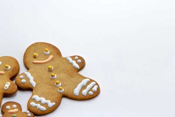 Perník Muž Sušenky Zdobené Cukrovou Polevou Bílém Pozadí Vánoční Jídlo — Stock fotografie