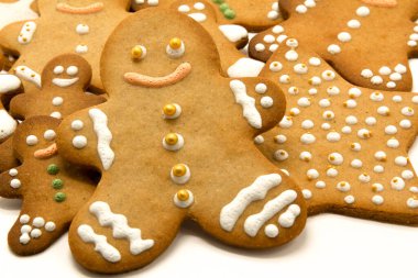 Beyaz arkaplanda kremayla süslenmiş zencefilli kurabiye. Noel yemeği, pasta geçmişi. Yeni yıl teması. Mutlu Noeller ve mutlu yıllar Noel tebrik kartı.