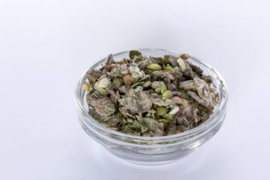 Origanum dictamnus, Girit 'li Dittany çayı beyaz arka planda cam bir kasede. Girit dittany ya da hop marjoram, Girit 'te yetişen tıbbi bir çaydır. İyileştirici, tedavi edici ve aromatiktir.