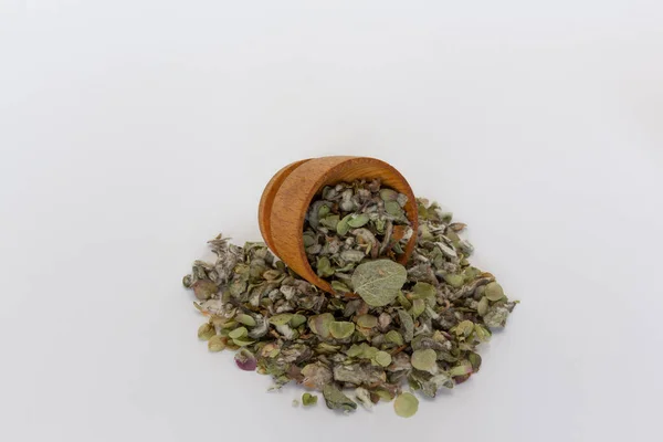 Origanum Dictamuns 白い背景に木製のボウルにクレタ島のお茶のディッタニー クレタ島のディタニーまたはホップのマルジョラムは クレタ島でのみ野生栽培されている薬用茶です 芳香族です — ストック写真