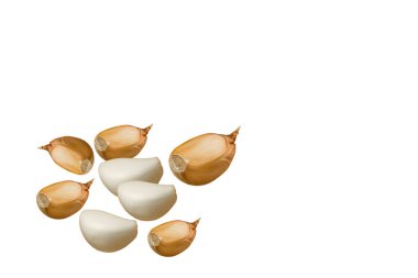 Beyaz arka planda izole edilmiş sarımsak karanfilleri, sağlıklı beslenme, kopyalama alanı. Sağlıklı yiyecekler. Pankart, kapak, model, tasarım için