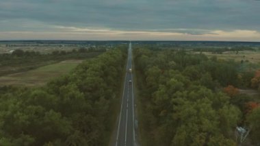 şehirler arası rota. Akşam manzarası. Kamyon bir kır yolunda gidiyor. 4k rotasını takip ediyor. Hava görüntüsü