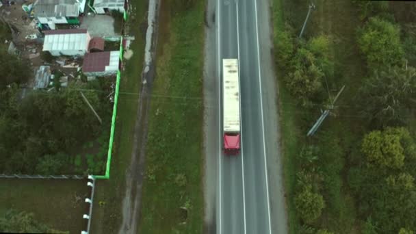 Ένα Φορτηγό Που Μεταφέρει Ανθρωπιστική Βοήθεια Μια Κατεστραμμένη Πόλη Από — Αρχείο Βίντεο