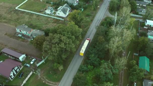 Kamion Převážející Humanitární Pomoc Přes Zničené Město Ruské Agrese Ukrajině — Stock video
