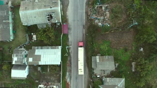Ένα Φορτηγό Που Μεταφέρει Ανθρωπιστική Βοήθεια Μια Κατεστραμμένη Πόλη Από — Αρχείο Βίντεο
