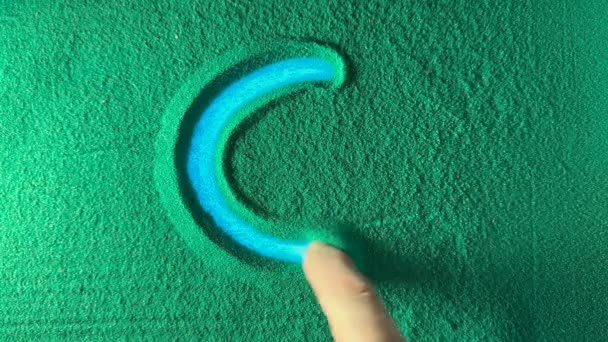 Ручной Рисунок Символа Евро Зеленом Песке Мужская Рука Пишет Символ — стоковое видео