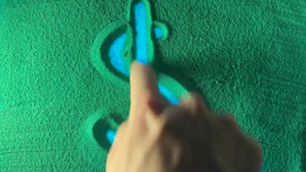 Χέρι Σχέδιο Δολάριο Σύμβολο Νόμισμα Στην Πράσινη Άμμο Αρσενικό Χέρι — Αρχείο Βίντεο