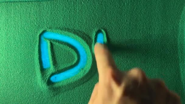 Ручной Рисунок Символа Немецкой Марки Зеленом Песке Мужская Рука Пишет — стоковое видео