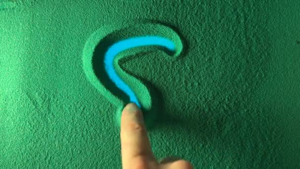 緑の砂の中にポンドの通貨記号を描く手 男性の手は青のバックライトで緑の砂の上にポンドの通貨記号を書きます トップ表示4K解像度 — ストック動画