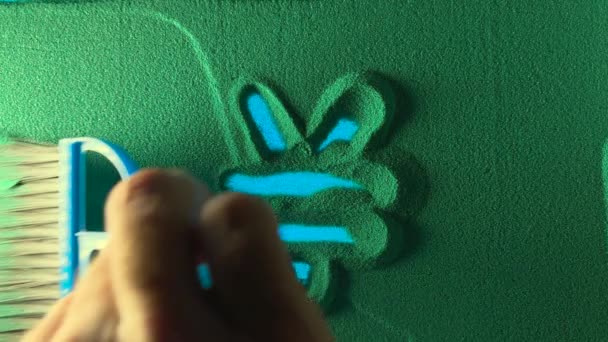 Рука Рисует Символ Иены Зеленом Песке Затем Стирает Мужская Рука — стоковое видео