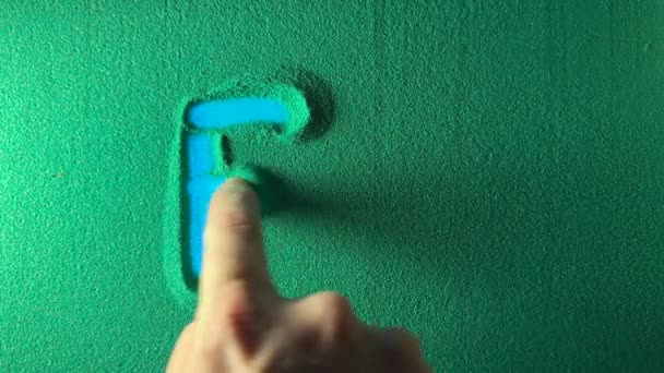 Χέρι Σχέδιο Σύμβολο Franc Νόμισμα Στην Πράσινη Άμμο Αρσενικό Χέρι — Αρχείο Βίντεο