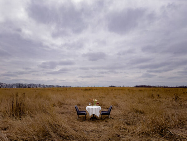 романтическое свидание на природе. ресторан на поле. Ужин в дикой природе. стол со скатертью, стульями, бокалами вина, цветами и свечами. без людей 