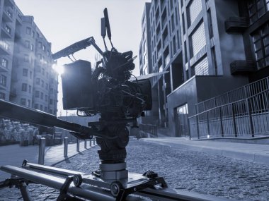 Denizaltının arka planındaki kaydırağın üzerindeki film kamerası, güneş ışınları. Şehir merkezinde açık havada çekim yapmak.