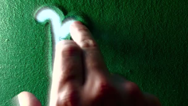 Mão Desenhando Símbolo Sinal Horóscopo Virgem Areia Verde Mão Masculina — Vídeo de Stock