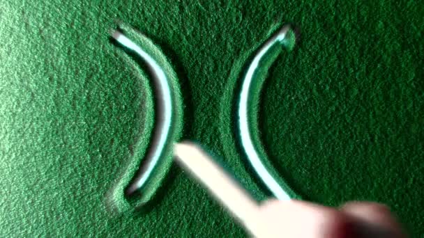 Mano Che Disegna Simbolo Segno Oroscopo Pesci Nella Sabbia Verde — Video Stock
