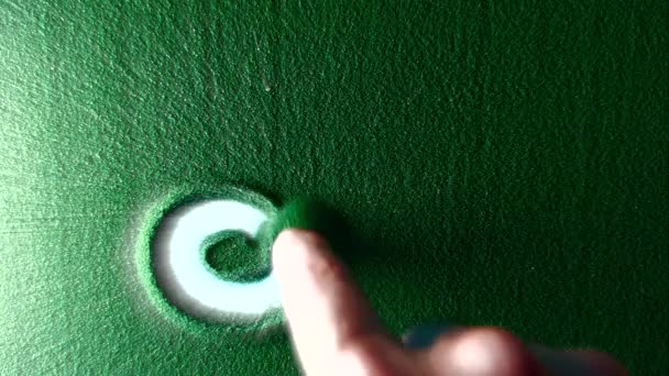 手绘狮子座星座符号绿色沙滩 雄手用白色背光在绿色沙滩上写下狮子座星座符号 顶视图4K分辨率 — 图库视频影像