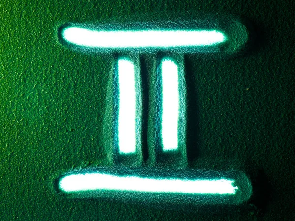 Χέρι Σχέδιο Σύμβολο Σημάδι Gemini Ωροσκόπιο Στην Πράσινη Άμμο Αρσενικό — Φωτογραφία Αρχείου