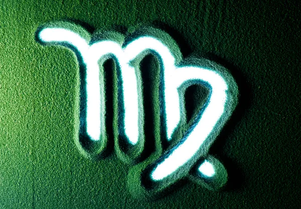 Ręcznie Narysować Symbol Znaku Horoskopu Panny Zielonej Piasku Mężczyzna Pisze — Zdjęcie stockowe