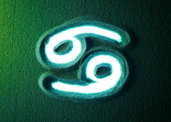 Ręczne Rysowanie Symbolu Znaku Horoskop Raka Zielonej Piasku Mężczyzna Pisze — Zdjęcie stockowe