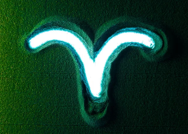緑の砂の中に牡羊座の星座の記号を描く手 男性の手は白いバックライトと緑の砂の上に牡羊座の星占い記号記号を書きます トップ表示4K解像度 — ストック写真