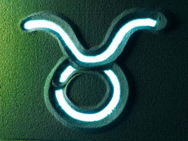 Ręcznie Narysować Symbol Znaku Horoskopu Taurus Zielonej Piasku Mężczyzna Pisze — Zdjęcie stockowe