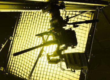 Makro mercekli film kamerası çerçevenin arkasındaki kaydırağın üzerinde ızgarayla, sette güneş ışınları. süper makro