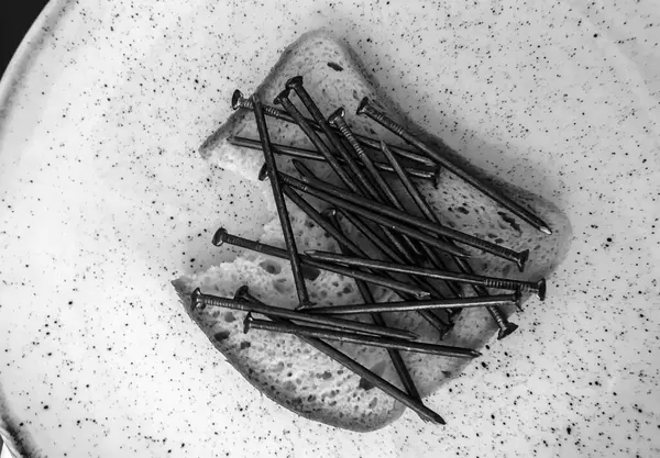 Siyah ve beyaz çivili sandviçin yaratıcı fotoğrafı