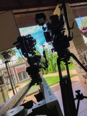 Çift kameralı çekim. Bir kamera dengeleyiciye, ikinci kamera tripoda.