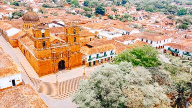 Barichara, Santander, Kolombiya, Hermosa Katedral en la plaza Müdürü. 
