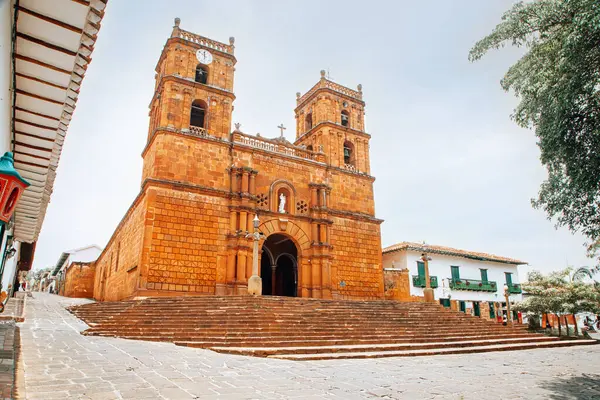 Barichara, Santander, Kolombiya, Hermosa Katedral en la plaza Müdürü. 