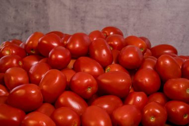 Roman domatesi veya Roman domatesi, ince ve sert doğası nedeniyle hem konserve hem de domates ezmesi üretimi için kullanılan bir erik domatesidir. Seçici Domates Odak Yığını.