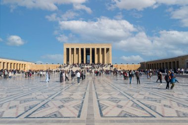 Ankara, Türkiye - 11,13,2022: Ankara 'da bulunan Antkabir, Türkiye Cumhuriyeti' nin kurucusu Mustafa Kemal Atatrk 'ın mozolesidir. Büyük bir ziyaretçi topluluğu
