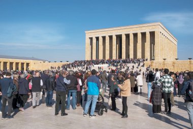 Ankara, Türkiye - 11,13,2022: Ankara 'da bulunan Antkabir, Türkiye Cumhuriyeti' nin kurucusu Mustafa Kemal Atatrk 'ın mozolesidir. Büyük bir ziyaretçi topluluğu