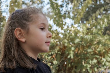 Gözünü kaçıran küçük kızın profil fotoğrafları. Seçici Odaklanma Yüzü