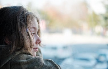 Gözünü kaçıran küçük kızın profil fotoğrafları. Seçici Odaklanma Yüzü