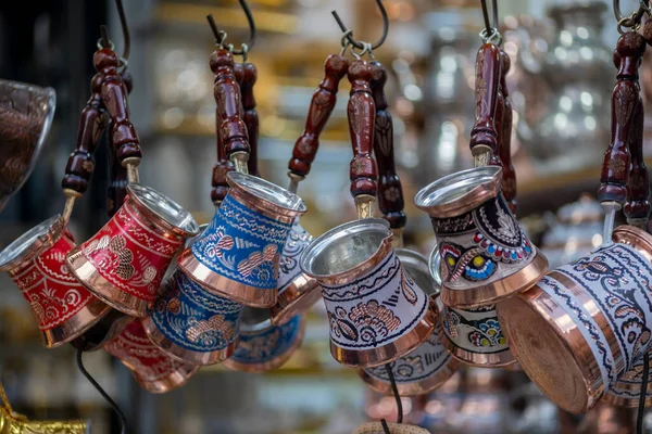 El yapımı ve oyulmuş bakır kahve kapları. Satılık olarak market tezgahında sergileniyor. Seçici Odak Noktaları