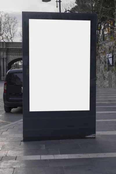 人行道和多云的天空下的空白广告牌 伊斯坦布尔城市生活的理想照片 选择性焦点广告牌 图库照片