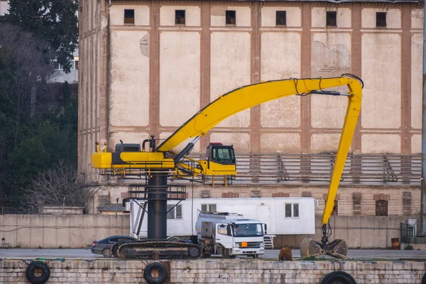 Tracked Material Handler Machine Heavy Equipment Disused Port Building Selective — стоковое фото