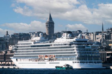 İstanbul, Türkiye - 09.01.2023: Uluslararası yolcu gemisi Boğaziçi limanına yanaştı. Atina, İstanbul, Venedik turları. Seçici Odaklama Gemisi.