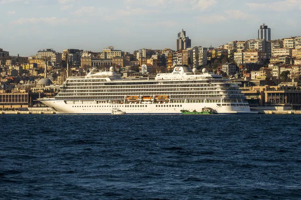 Κωνσταντινούπολη Τουρκία 2023 Διεθνές Κρουαζιερόπλοιο Ελλιμενίστηκε Στο Λιμάνι Του Βοσπόρου — Φωτογραφία Αρχείου